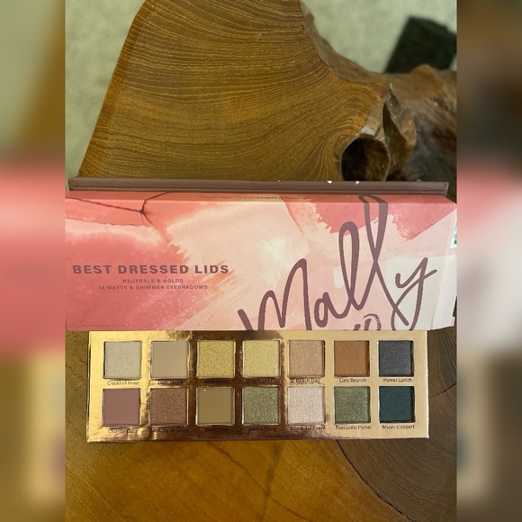 Mally Eyeshadow Palette - Picture 3 of 3